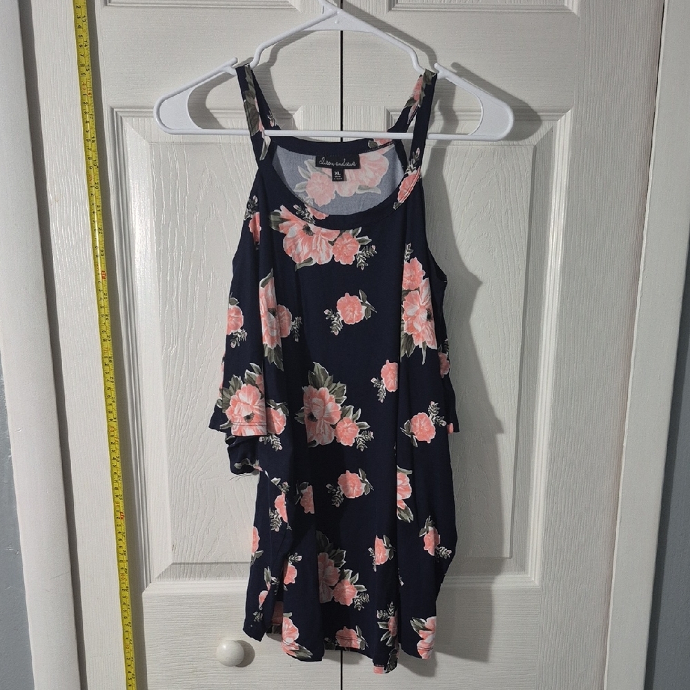 😺 2 for$12 Or 3 for$15 😺 Floral Navy Shirt W/ Cut Out Shoulders